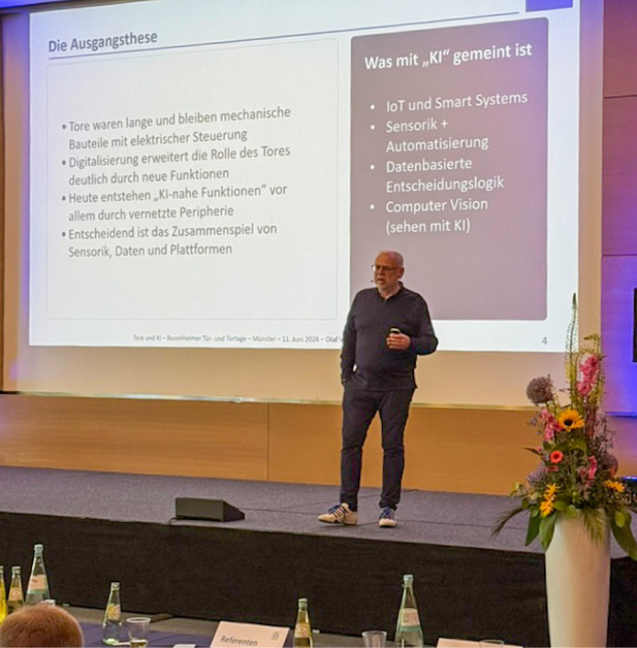 Der Sachverständige Olaf Vögele erläuterte, wie Künstliche Intelligenz Türen und Tore von reinen Bauelementen zu intelligenten Systemen weiterentwickelt.