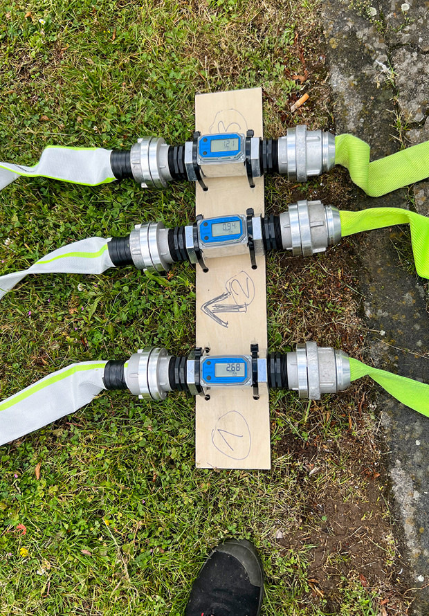 Wasserbecken, bei denen während der Befüllung lediglich die Wasserhöhe gemessen wird, liefern keine zuverlässige Grundlage zur Lastbestimmung. Durch die Durchbiegung der Lamellen verändert sich die Geometrie des Beckens ständig. Deshalb wurden die Becken im Versuchsaufbau mit Teichfolie als flexible Säcke ausgeführt und die eingebrachte Wassermenge für jedes Becken separat und exakt gemessen.