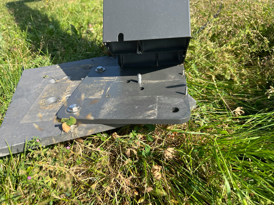 Sechs Blechschrauben im Schraubkanal verbinden die Säule mit der Fußplatte. Klare Feststellung: Funktioniert nicht!