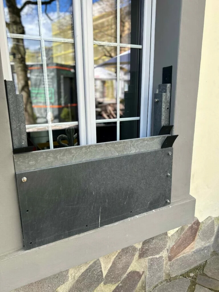 Durch die verankerte Verschraubung in der Wand und dank der doppelten Platte bietet dieses Montagesystem einen zusätzlichen Schutz vor vorbeischwimmenden Gegenständen im Wasser mit Kollisionspotenzial.