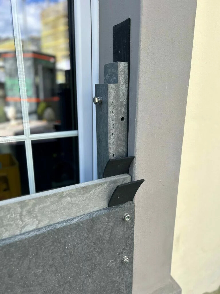 In Zeiten ohne Hochwassergefahr werden die Öffnungen der Dübel mit Abdeckkappen in den Ralfarben der Fassade abgedeckt.Das FRAMEBLOKK-System kann für jede Tür- und Fenstergröße hergestellt werden.