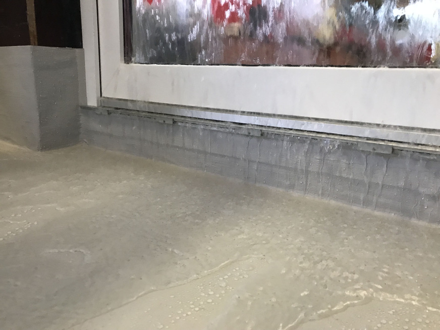 Die Schlagregendichtheit dieser Lösung wird&nbsp;in Anlehnung an die EN 1027 getestet. Dabei muss das Bauteil einen&nbsp;Differenzdruck von mindestens 600 Pa aushalten. Das entspricht einem Sturm der&nbsp;Windstärke 11.