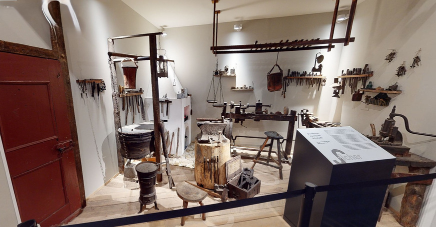 Im Deutschen Schloss- und Beschlägemuseum zu Velbert ist die Wönnemannsche Schmiede zu sehen. Sie liefert einen Eindruck, wie Schlossschmiede bis zum Ende des 19. Jahrhunderts gearbeitet haben.