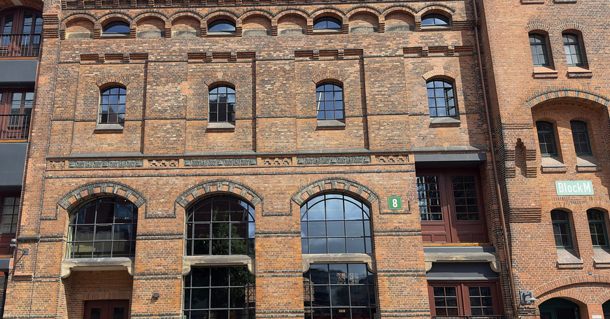 In der Fassade der ehemaligen Maschinenzentralstation sind die historischen Stahlfenster ein prägendes Element. Sollingglas entwickelte darum ein System, das die technischen Werte der Fenster auf heutiges Niveau hebt und gleichzeitig die originale Ästhetik beibehält.