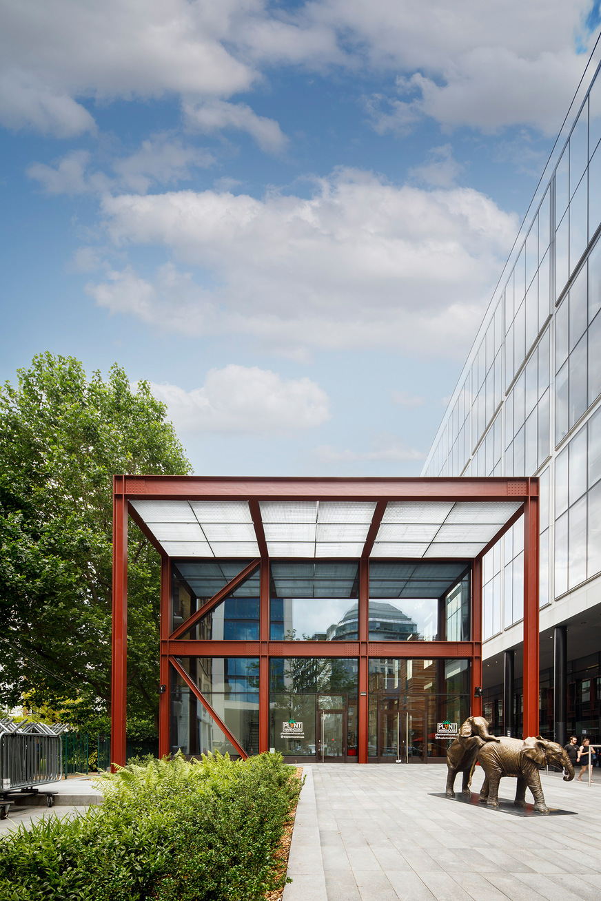 Die Architekten wählten für die gebäudehohe Fassade des Foyers das Stahlsystem Jansen Viss SG.
