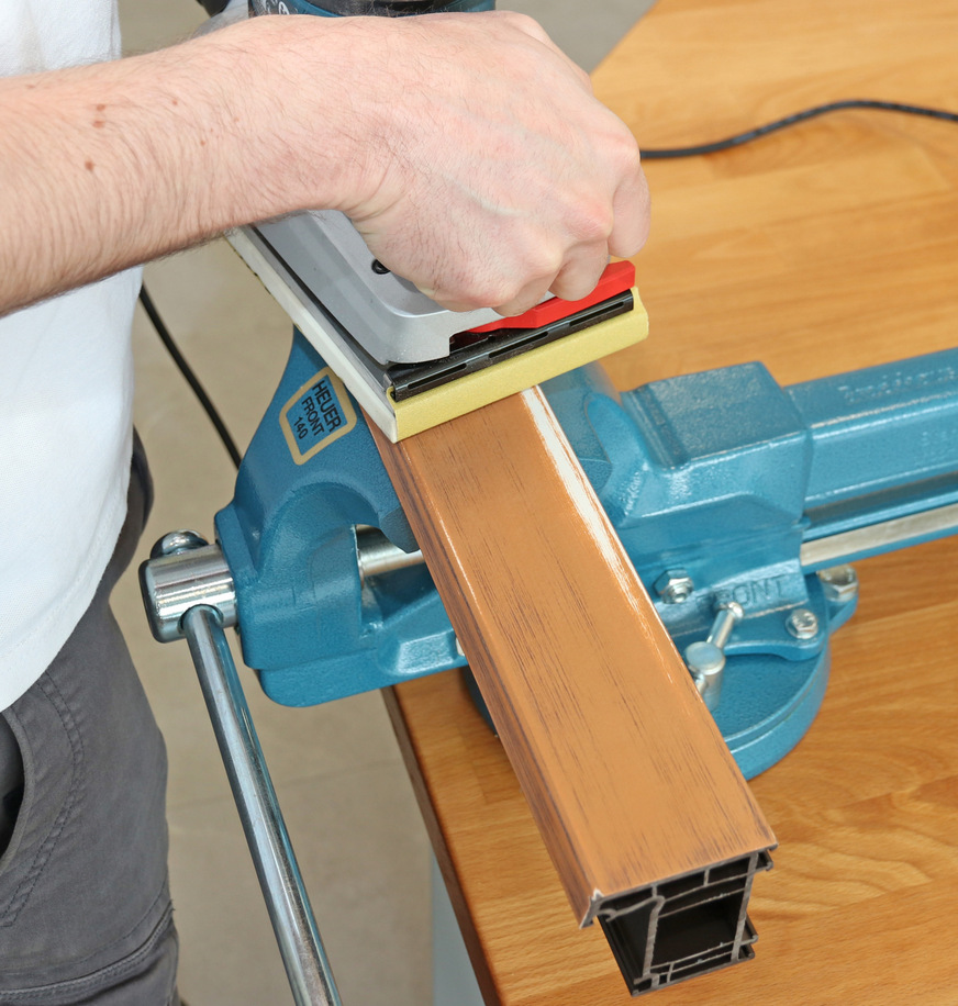 Die Schulungen vermitteln Kenntnisse zur Untergrundvorbereitung und die korrekte Anwendung der Folien, um eine langlebige Verbindung mit dem Fensterprofil sicherzustellen.