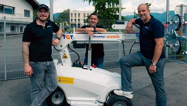 Sebastian Lachner (l.) und Tobias Gaßner betreuen unter der Führung von Vertriebsleiter Martin Feuerstein das neue Produktsegment Hebetechnik bei Dorn Lift.
