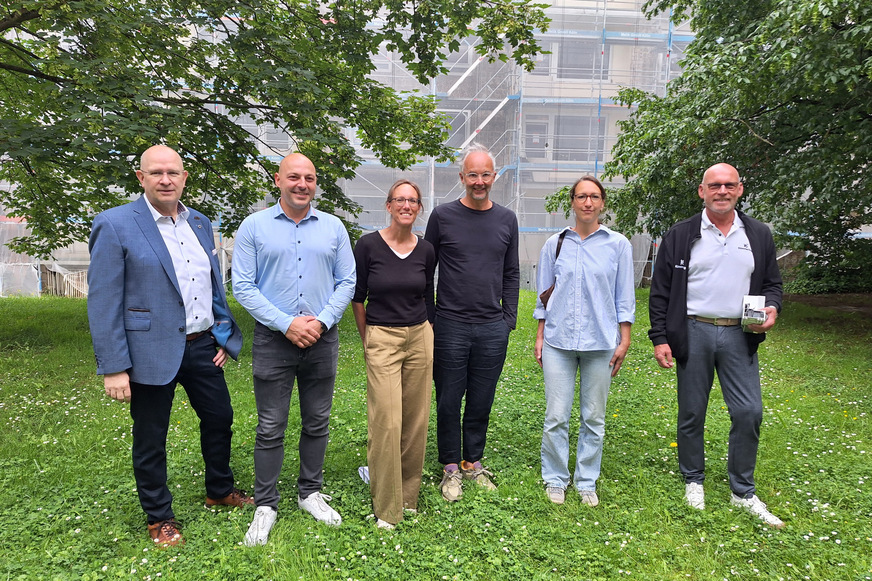 Partnerschaftliche Zusammenarbeit (v. l.): André Kochs (Geschäftsführer Kochs), Michael Reimer (Bauleitung Kochs), Isabel Offermanns (Gewoge – Leiterin Abt. Modernisierung), Thomas Hübner (Vorstand Gewoge), Marike Naumann (Gewoge – Projektleiterin), Friedhelm van den Berg (Profine – Gebietsverkaufsleiter)