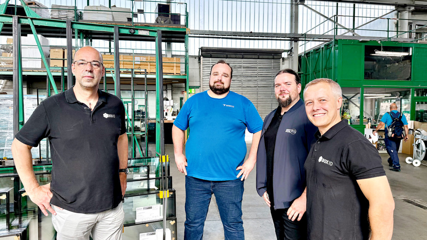Das Pilotprojekt bei HoffmannGlas wird gemeinsam von Gestellpool Europe und BOX IDumgesetzt (v. l.): Ralf Kolb (Senior Sales Manager BOX ID), Frank Hoffmann (Versandleiter HoffmannGlas), Patrick Müller (Projektmanager Gestellpool Europe) und Matthias Piekarczyk (CSO BOX ID).