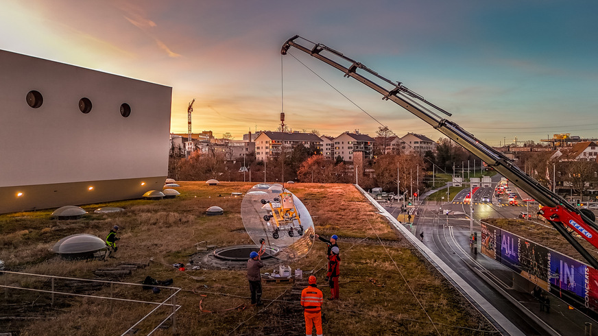 Montage der Glaselemente der Jakobshalle in Basel