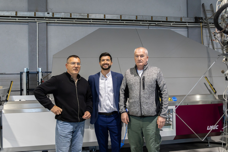 Dragan Krusic (Produktionsleiter), Enea Durollari (Lisec) und Dejan Krusic (CEO) vor der neuen Biegeanlage