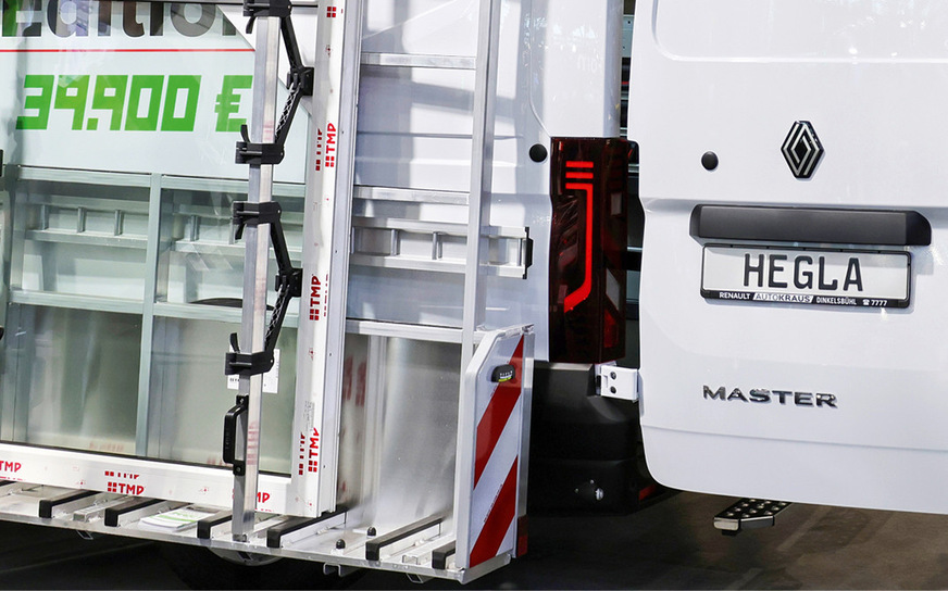 Mit dem Variofix hat Hegla im März auf der Fensterbau Frontale eine Neuheit zur erweiterten Ladungssicherung vorgestellt. Der gefederte Klemmaufsatz für Spannlatten bietet insbesondere unebenen oder komplexen Oberflächen optimierten Halt.
