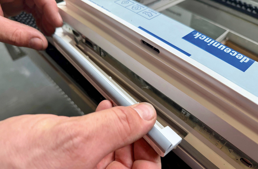 Hier wird der FFL-smart eingesetzt. Bei der Firma Groß passiert das in der Endmontage im gleichen Prozessschritt wie die Hochzeit zwischen Rahmen und Flügel.