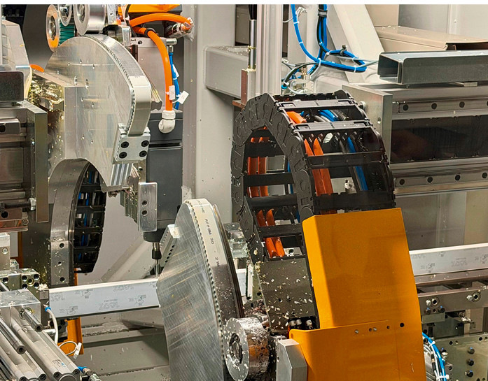 Neun Sekunden dauert es, im Bearbeitungszentrum die maschinelle Fräsung im Flügelüberschlag für den FFL-smart vorzunehmen.