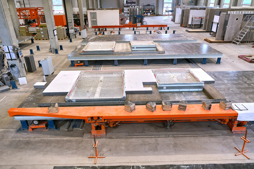 Beim Schließen der Außenwand zeigt sich die hohe Maßhaltigkeit der industriell vorgefertigten Bauteile. Nacharbeiten an Fensteranschlüssen und Laibungen entfallen weitgehend.