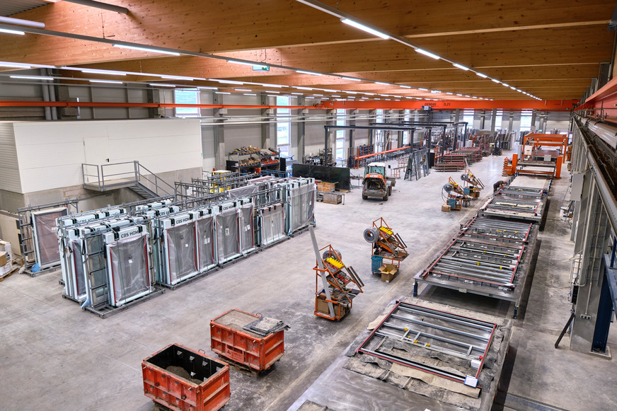 Im Werk werden die WINDOWMENT® Module positionsgenau in das statisch tragende Wandsystem integriert. Die Vorfertigung verlagert zahlreiche Arbeitsschritte von der Baustelle in die Produktion.