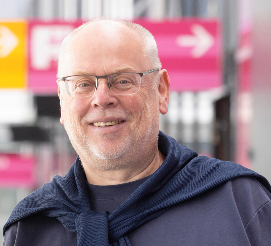Olaf Vögele ist seit 34 Jahren Sachverständiger für die Bereiche Metallbau und R+S Handwerk. Mit seiner Ausbildung als Metallbaumeister und Rollladen- und Sonnenschutztechniker-Meister sowie einem abgeschlossenen Studium der Betriebswirtschaft gilt er als kompetenter Gesprächspartner.&nbsp;