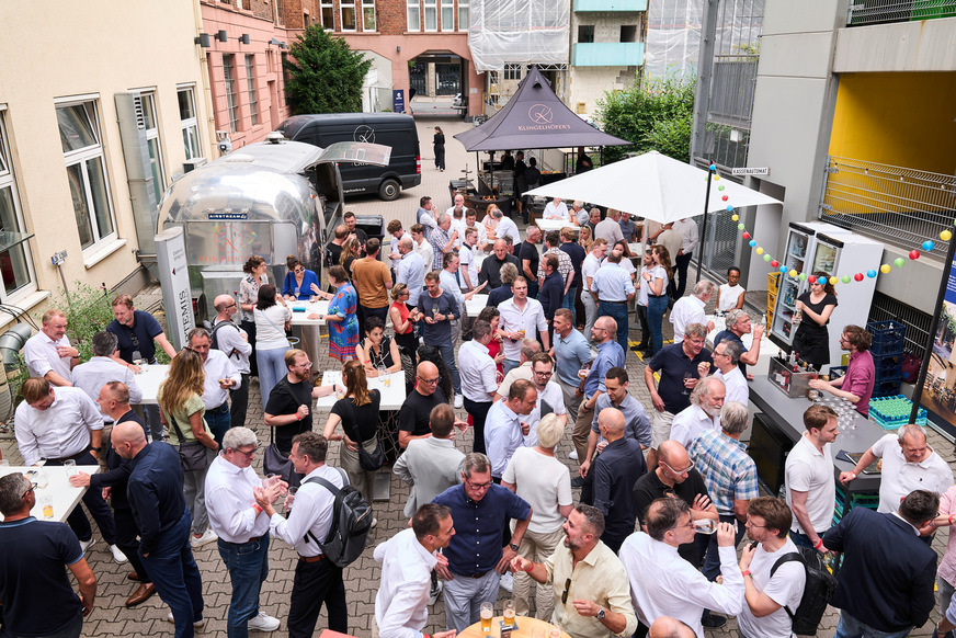 Networking beim Sommerfest des NEXT Studios in Frankfurt