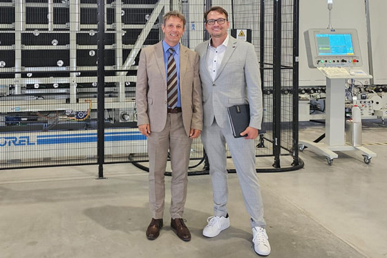 Von links: Hans Augschöll, CEO der Wolf Fenster AG, und Denis Löhle (Sanco Beratung) in der neuen Isolierglasproduktion in Südtirol.