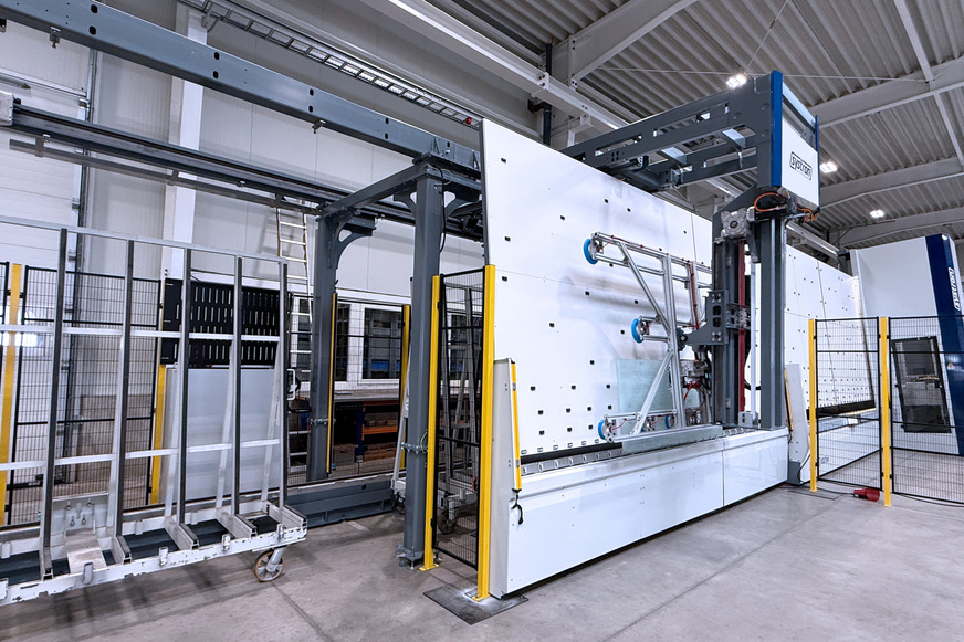 Die Portalbeladung von systron ist speziell für die vertikale Glasbearbeitung ausgelegt.