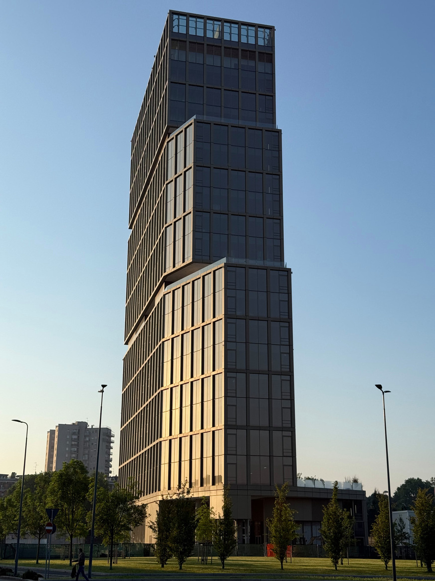 Für die Fassadengläser des „Thetris“ entwickelte AGC Interpane Projekt-spezifisch die neue Beschichtung „ipasol bronze 47/31“.