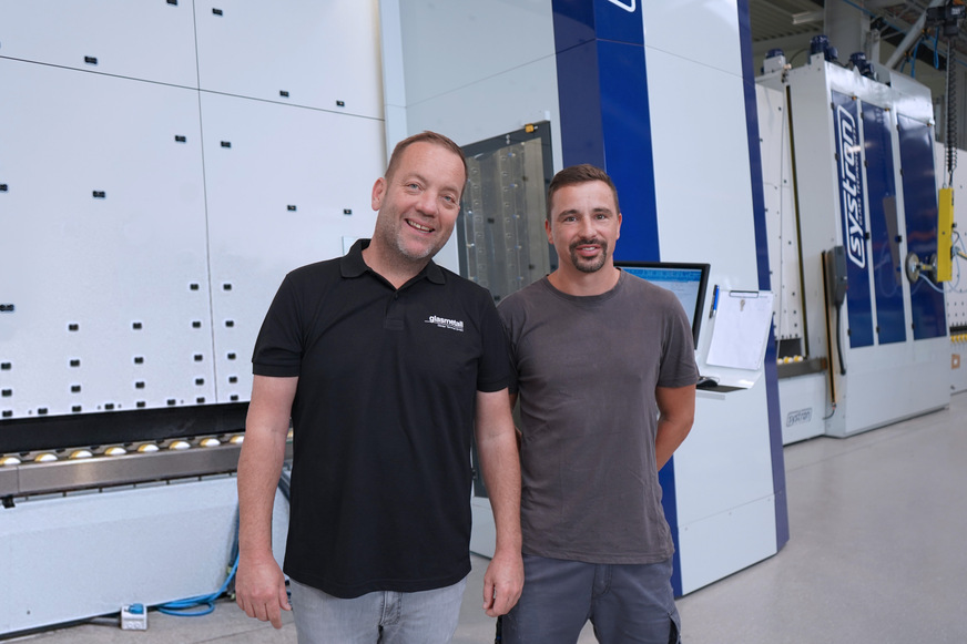 Investition in die Zukunft: Geschäftsführer Thomas Temmel und Maschinenbediener Gürer vor der neuen 3525proMD.