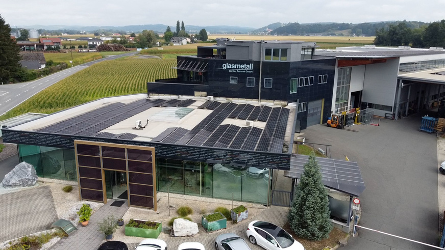 Nachhaltigkeit: Auf den Dach- & Fassadenflächen von glasmetall Temmel erzeugen PV-Module mit einer Leistung von rund 700 kW Strom für die eigene Produktion.