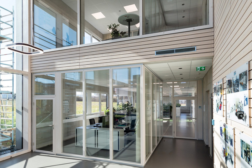 Im Eingangsbereich empfängt die Besucher ein repräsentatives Foyer mit Holzverkleidungen.