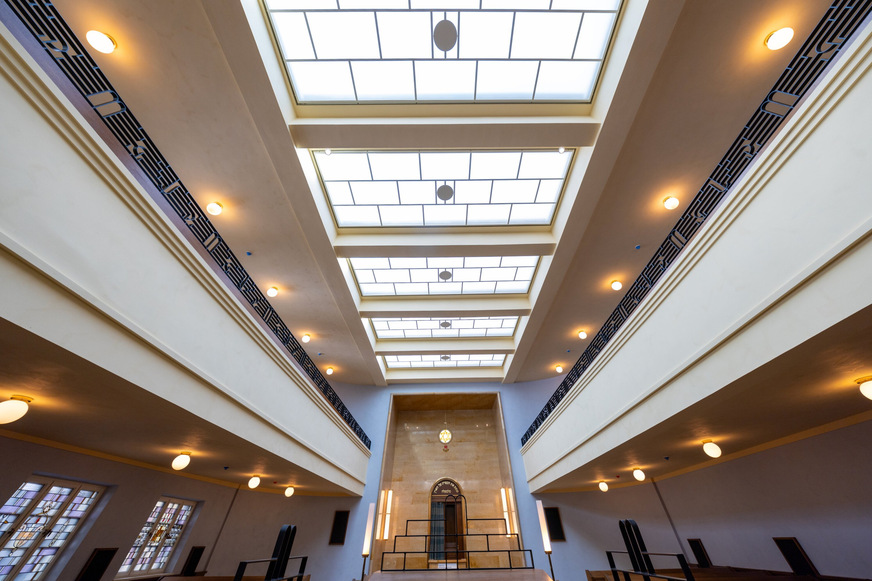 Licht von oben stärkt in der Synagoge Reichenbachstraße die Präsenz der Decke und betont die Tiefe der oberen Raumzone.
