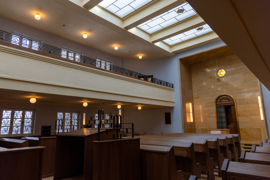 Die Sanierung der Synagoge Reichenbachstraße sollte die ursprüngliche Wirkung des Innenraums und die gezielte Lichtführung des Sakralraums sichtbar machen.