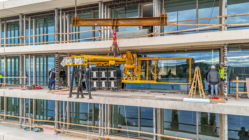 Bei der Montage kam eine Konteranlage vor dem Hotel zum Einsatz, um die 4000-kg-Glasscheibe unter 3 m tiefen Vorsprung einzubauen