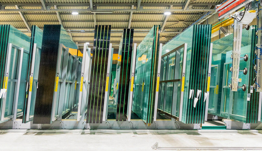 Einen wichtigen Stellenwert nehmen die Lager- und Speichersysteme im Angebot des italienischen Anbieters ein, hier das 695 HPS Kranladesystem mit 636 Sortieranlage für Gläser bis 7000 × 3300 mm