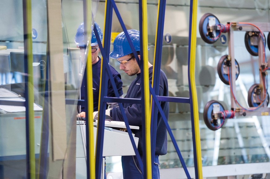 Die Einstiegsmöglichkeiten reichen von Flachglastechnologen über Verfahrensmechaniker in Glastechnik bis hin zu anderen technischen und kaufmännischen Ausbildungsberufen