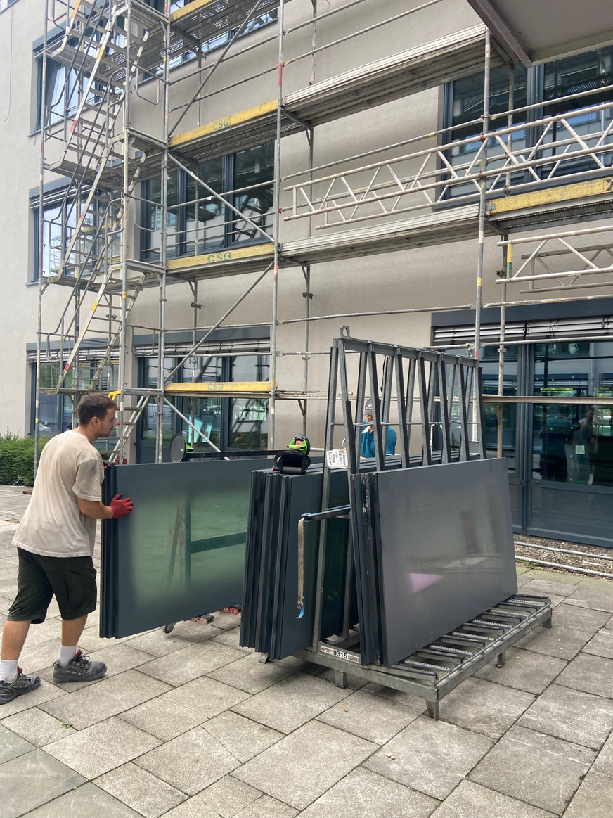 Die Aluminium-Fenster blieben weitgehend bestehen, ausgetauscht wurden nur die alten 2-fach-Gläser. Zum Einsatz kam das Sonnenschutzglas Cool-Lite SKN 176 II von Saint-Gobain Glass, das CSP Partner Amberger Glas zu Isoliergläsern verarbeitet.