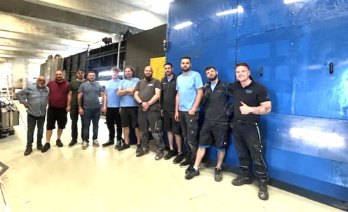 Das Team von Modeco Global bei einem Kunden in der Produktion.