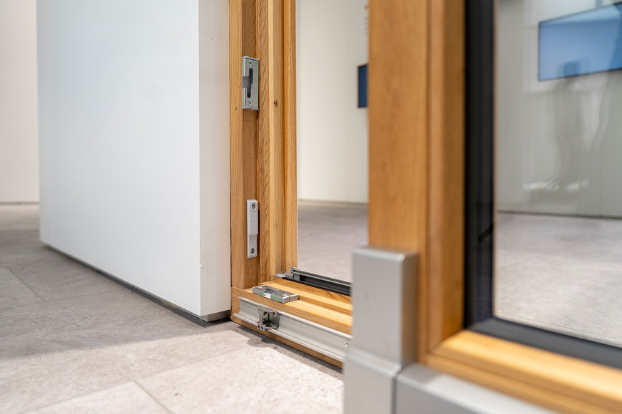 Kabelgebundene Lösungen wie das magnetische Verschluss- und Öffnungsüberwachungs-System „Roto E-Tec Control | MVS“ (im Bild) sind kompatibel mit „Alversa“-Schiebebeschlägen. Gleiches gilt für Sensoren aus dem Programm „Roto Com-Tec“, die per Funk über den Öffnungsstatus informieren. Durch das weit verbreitete EnOcean-Funkprotokoll können sie in gängige Smart-Home-Systeme integriert werden.&nbsp;