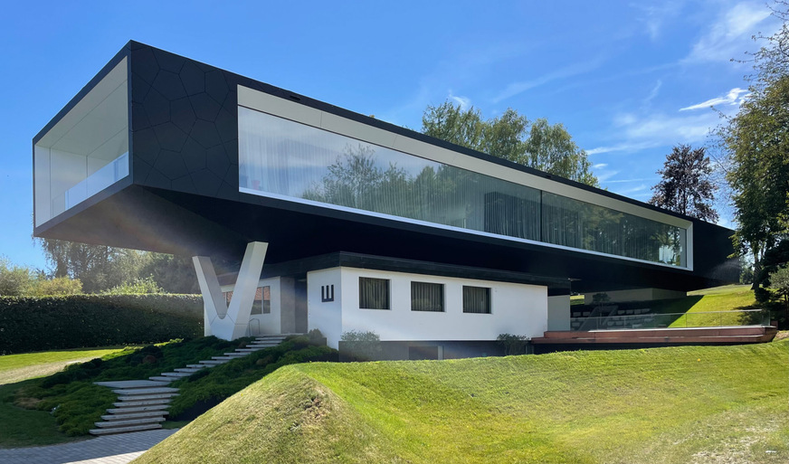 Die Architekten Titus Bernhard und Andreas Weißenbach konzipierten einen 52 x 12 x 6 Meter großen Baukörper, der auf schlanken Stahlstelzen ruht und oberhalb des Bestandsgebäudes schwebt.