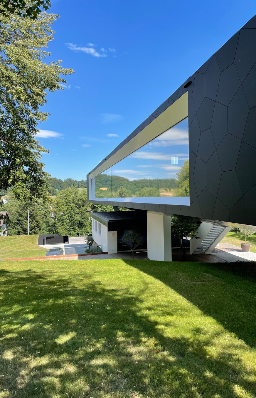 Die Glasflächen symbolisieren Einblick und Weitblick.