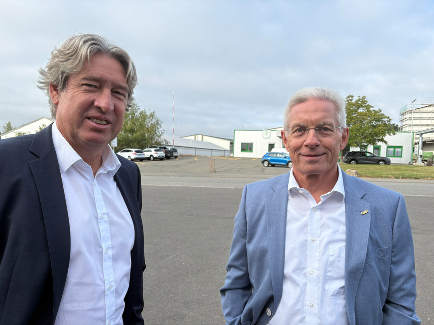 Arnold Glas CEO Andreas Winter mit Lisec CEO Guttfried Brunbaur (r.)