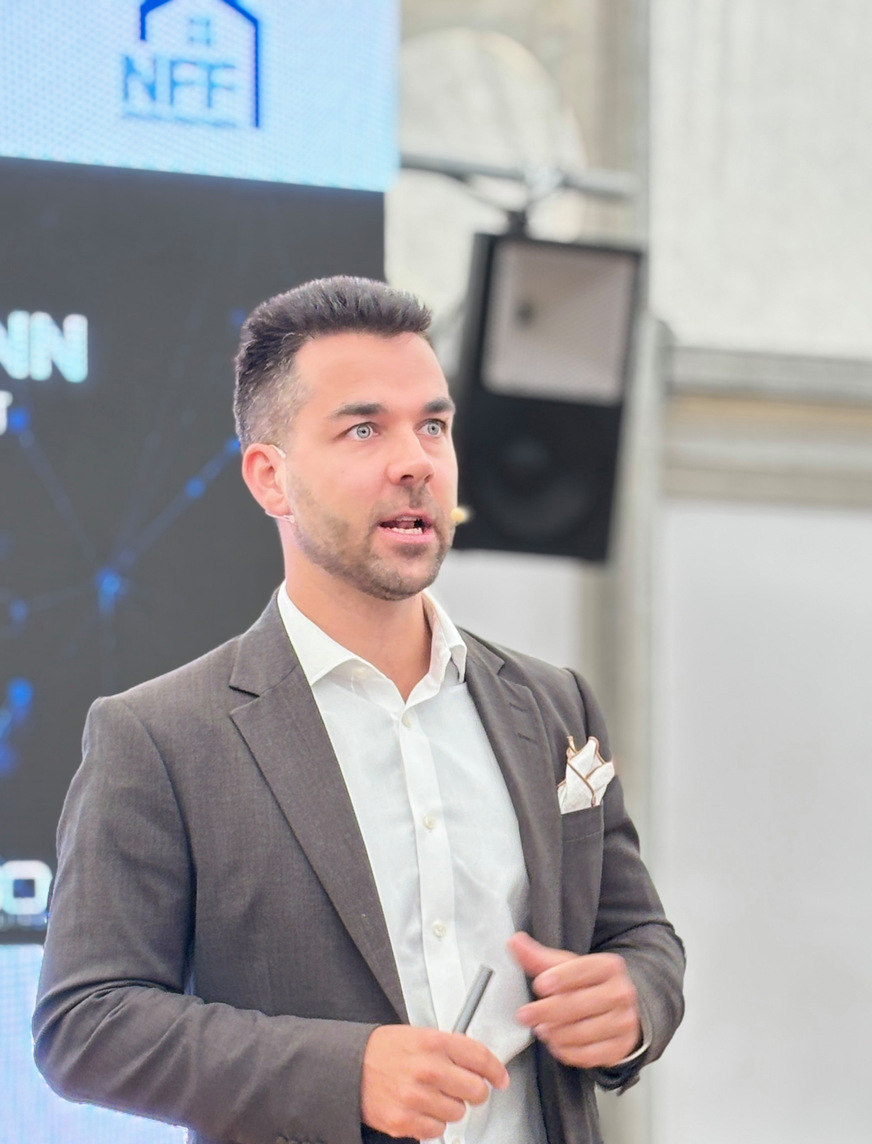 Kriminal- und Geheimdienstanalyst Dr. Mark T. Hofmann zeigte eindrucksvoll die reale Gefahr durch Cyberkriminalität für Unternehmen der Branche auf.