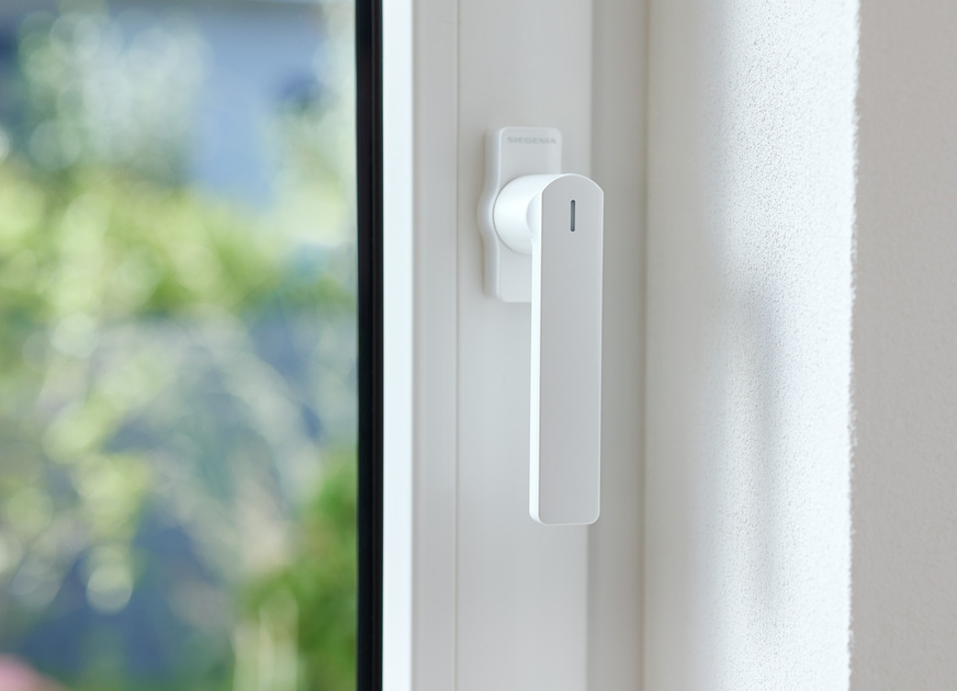 Der smarte Fenstergriff von Siegenia macht das Handling von abschließbaren Fenstern einfacher und intelligenter denn je: Das Sicherheitsrisiko, das ein steckengebliebener Schlüssel oder das unterlassene Abschließen mit sich bringt, wird hinfällig.