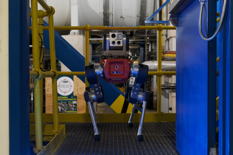 Der „ANYmal“-Roboter beantragt elektronisch Zugang, das Zutrittsmanagementsystem prüft vordefinierte Berechtigungen und entscheidet, ob sich die Tür öffnet.