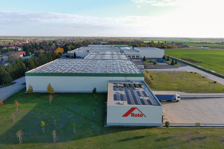 Lövő feiert 2026 sein 30-jähriges Bestehen. Heute steht der ungarische Standort innerhalb des internationalen Produktionsverbunds der Roto Frank Fenster- und Türtechnologie GmbH für hohe Fertigungskompetenz und effiziente Produktionsprozesse.