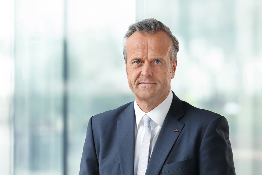 Marcus Sander, CEO der Roto Fenster- und Türtechnologie, betont die Bedeutung des ungarischen Standorts Lövő als wichtigen Baustein des weltweiten Produktions- und Vertriebsnetzwerks von Roto.