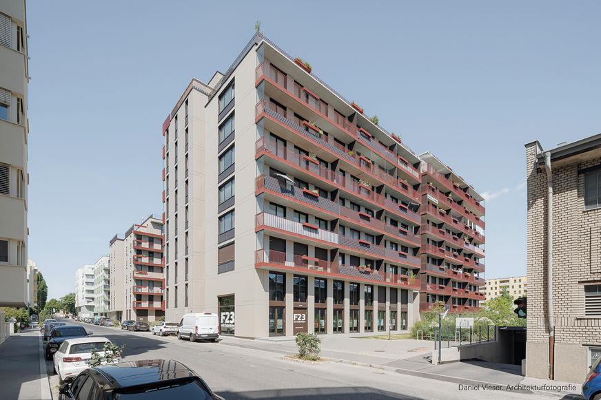 &nbsp;In Wien-Liesing entstand das Quartier Kuku 23 mit 430 geförderten Wohnungen, Ateliers, Werkstätten sowie einer Musik- und Tanzschule. Viele Räume werden hier von Tageslicht durchflutet, das durch großformatige Fenstertüren aus Holz einfällt. Der Drehkipp-Beschlag „Roto NX“ mit der Bandseite „Roto NX | Power Hinge“ für schwere Flügel sorgt für Funktionssicherheit und langlebige Qualität.