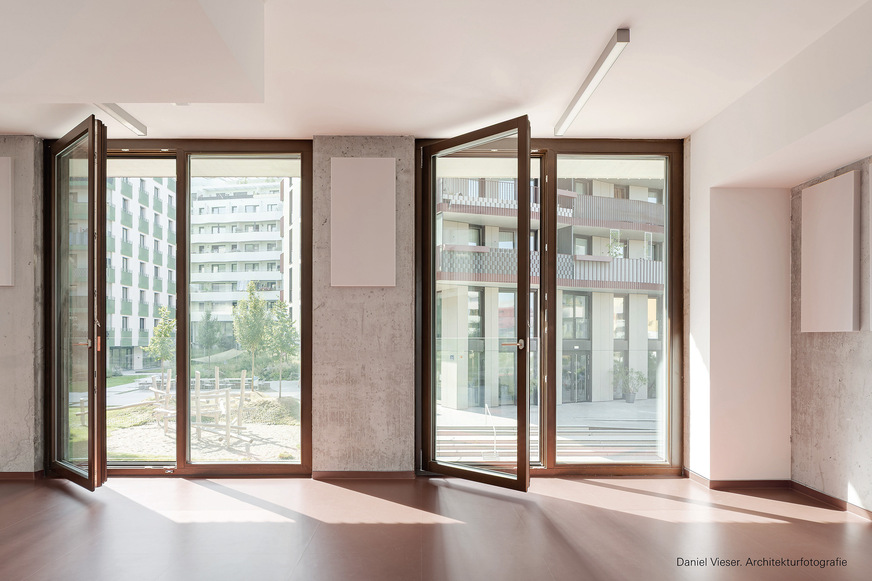Hersteller von Holz- und Holz-Aluminium-Fenstern profitieren von der Sortimentsbreite des „Roto NX“-Beschlagbaukastens. Für besonders große und schwere Elemente bietet das Programm die Bandseite „Roto NX | Power Hinge“. Fenster und Fenstertüren können unabhängig von Größe und gewählter Bandseite auf derselben Linie gefertigt werden.