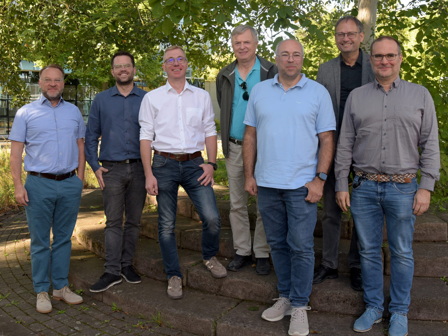Verantwortliche der&nbsp;Glasfachschule NRW in Rheinbach mit&nbsp;Robert Schmitz und Raoul Nossek