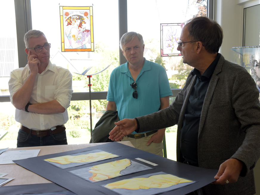 v.l.: Robert Schmitz und Raoul Nossek beim Rundgang durch die Lehrstätte