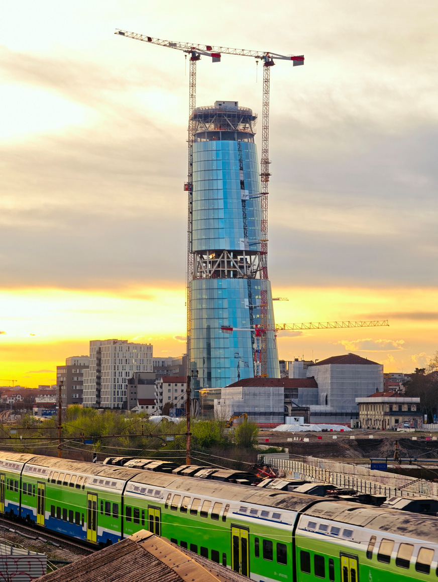 Im Süden von Mailand entsteht ein neues Wahrzeichen: der 144&nbsp;Meter hohe A2A Life Tower von ACPV Architects, der derzeit kurz vor Fertigstellung ist. Der markante Einschnitt in der Glasfassade bei rund 61 Metern wird den Sky Garden beherbergen.