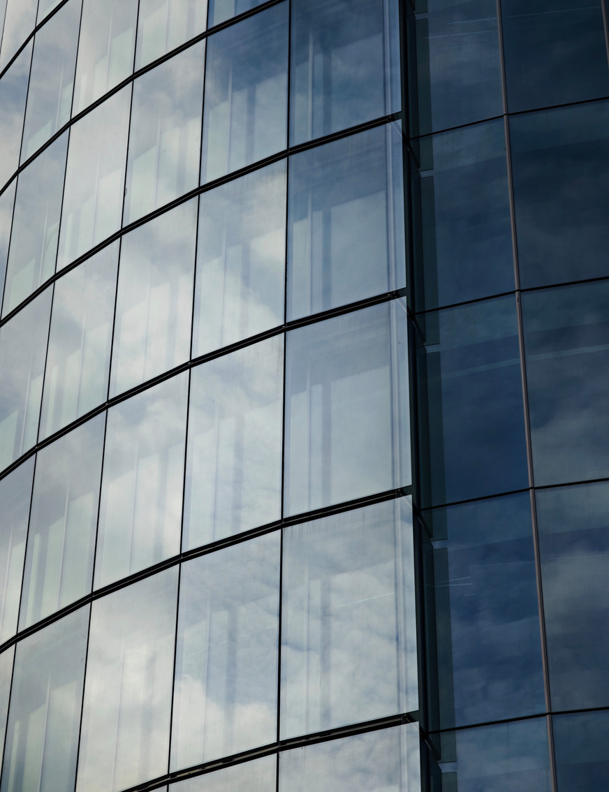 Die Reflektionen des Himmels in der Glasfassade des A2A Life Tower. Die Beschichtung „ipasol bright“ sorgt für eine optische Harmonisierung der unterschiedlichen Verglasungsstrukturen.